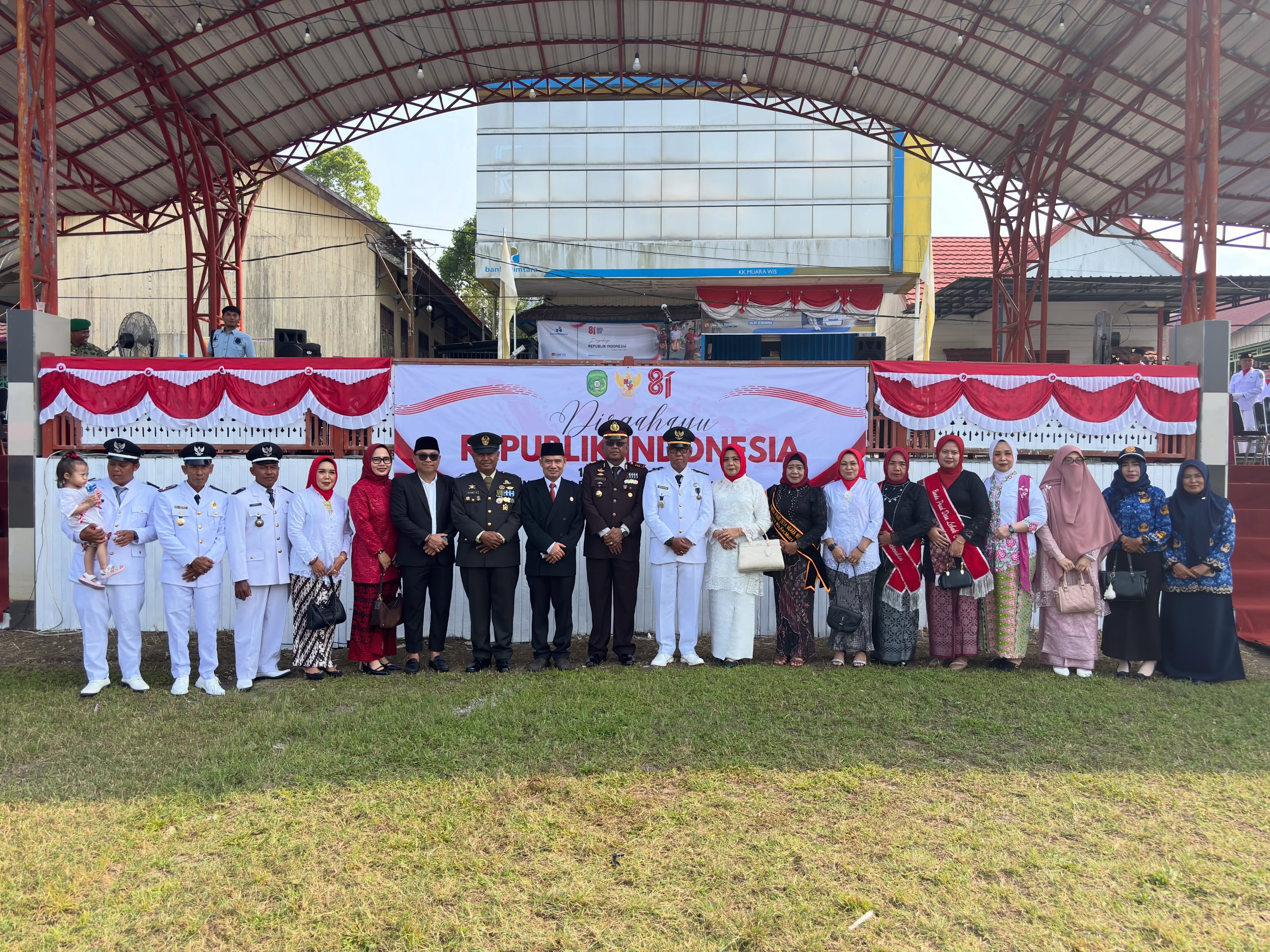 Upacara Pengibaran Bendera Merah Putih di Desa Muara Wis